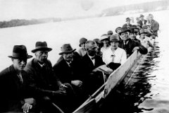 [Kuva: Venekyytiläiset palaamassa Pyhäkoskelta Nuojuan kautta Vaalaan 1920–1930-lukujen taitteessa]